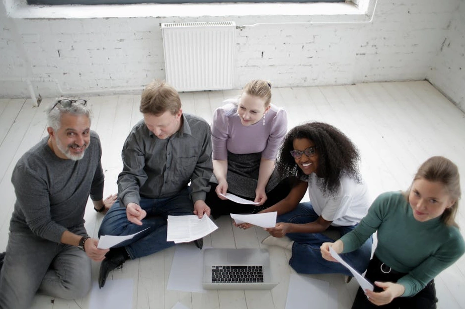 Un gruppo di marketer che collabora con entusiasmo in una riunione.